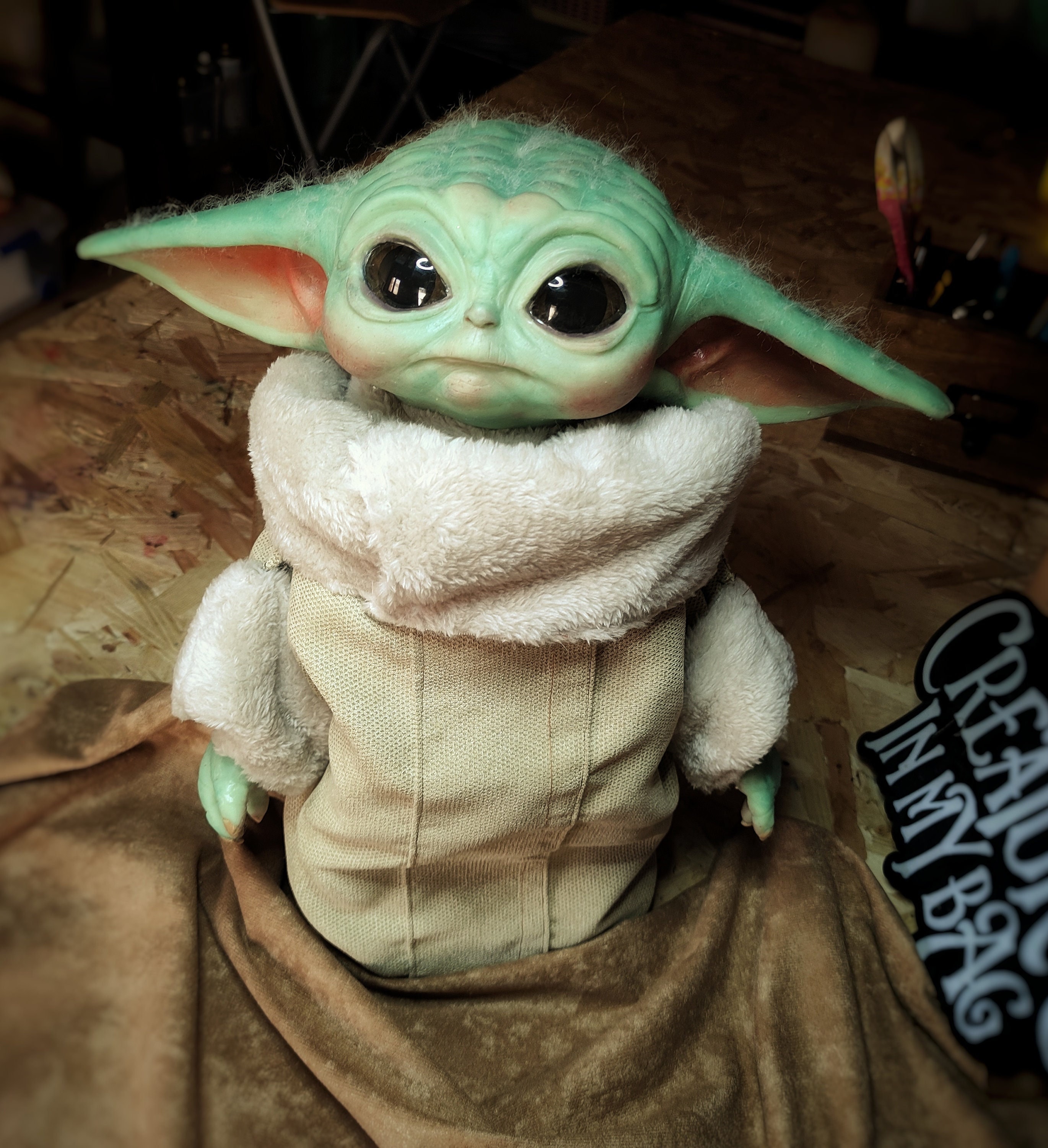 Plus grande peluche Baby Yoda de 25,4 cm, poupée en peluche Baby Yoda,  oreiller Baby Yoda, cadeau pour enfants, belle décoration pour salon,  chambre, décoration de voiture (22,9 cm)