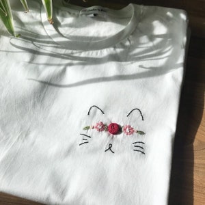 Hand-embroidered "cat with flowers" cotton T-shirt