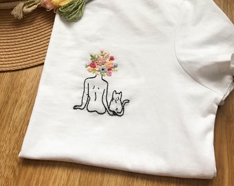 Handbesticktes Baumwoll-T-Shirt mit Blumen