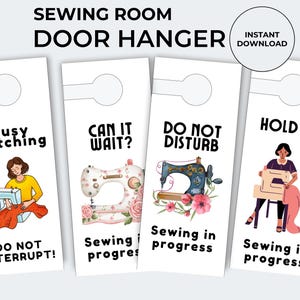 Könnte beinhalten: Vier weiße Türhänger mit Nähmaschinen-Illustrationen und Text. Der Text auf den Hängern lautet: "Busy Stitching, Do Not Interrupt!", "Can It Wait? Sewing in Progress", "Do Not Disturb, Sewing in Progress", und "Hold It! Sewing in Progress".