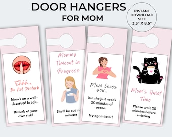 Puede incluir: Cuatro colgadores de puerta rosas con diferentes diseños. El primer colgador dice "Shhh... No molestar" y tiene unos labios rojos con un dedo sobre ellos. El segundo colgador dice "Tiempo de espera de mamá en progreso" y tiene una mujer de dibujos animados bebiendo de una taza. El tercer colgador dice "Mamá te quiere... pero solo necesita 20 minutos de paz. ¡Inténtalo de nuevo más tarde!" y tiene una mujer de dibujos animados con las manos sobre su corazón. El cuarto colgador dice "Tiempo tranquilo de mamá. Por favor, espere 20 minutos antes de entrar" y tiene un gato negro de dibujos animados sosteniendo una taza.