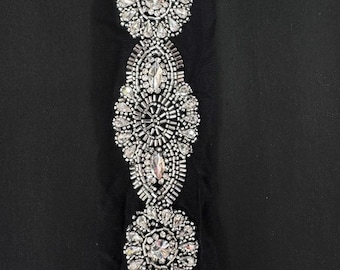 1 yarda de cinta de 6 cm de ancho con pedrería de cristal estilo art déco sobre tul negro.