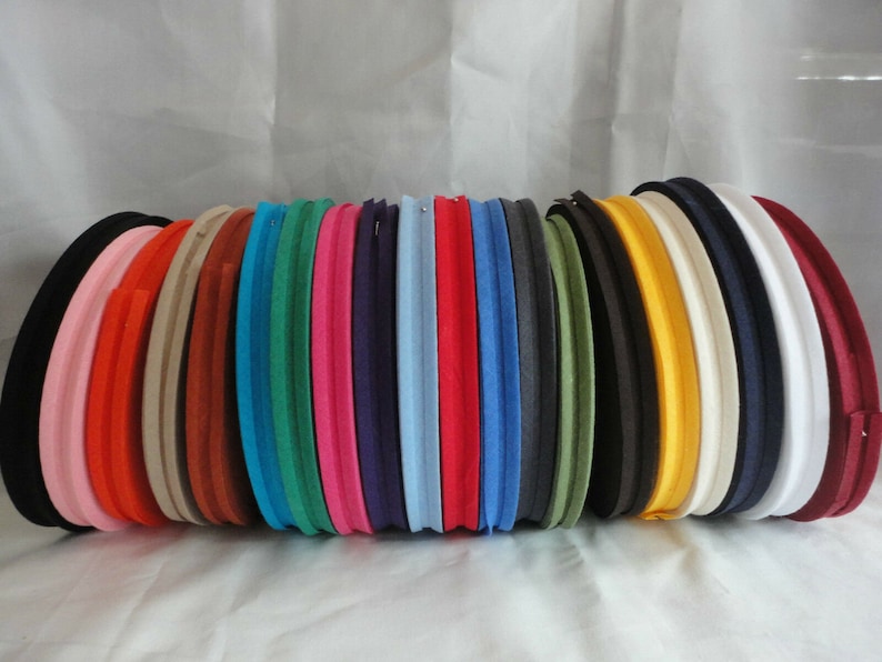Puede incluir: Una colecci&oacute;n de 20 cintas de sarga de algod&oacute;n de diferentes colores, cada rollo tiene aproximadamente 1,27 cm de ancho.
