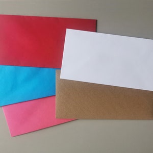 Może przedstawiać: Cztery koperty w r&oacute;żnych kolorach: czerwonym, niebieskim, r&oacute;żowym i brązowym. Koperty są ułożone jedna na drugiej.