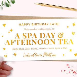 Może przedstawiać: Biała kartka z pozłacanymi literami, na kt&oacute;rej napisano: "Happy Birthday Kate! This voucher entitles you to: A Spa Day & Afternoon Tea Ribby Hall Hotel & Spa, Preston - 23rd April, 2023 Lots of love. Matt xx" z pozłacanymi gwiazdkami i sercami.