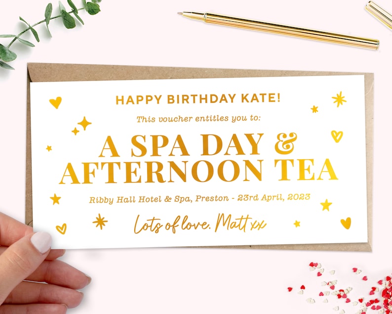 Może przedstawiać: Biała kartka z pozłacanymi literami, na kt&oacute;rej napisano: "Happy Birthday Kate! This voucher entitles you to: A Spa Day & Afternoon Tea Ribby Hall Hotel & Spa, Preston - 23rd April, 2023 Lots of love. Matt xx" z pozłacanymi gwiazdkami i sercami.