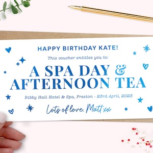 Może przedstawiać: Biała kartka z niebieskim tekstem, kt&oacute;ry brzmi "Happy Birthday Kate! This voucher entitles you to: A Spa Day & Afternoon Tea Ribby Hall Hotel & Spa, Preston - 23rd April, 2023 Lots of love. Matt xx" z niebieskimi gwiazdkami i sercami wok&oacute;ł tekstu.