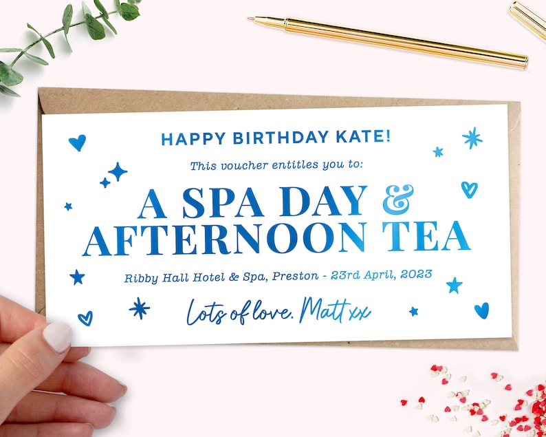 Może przedstawiać: Biała kartka z niebieskim tekstem, kt&oacute;ry brzmi "Happy Birthday Kate! This voucher entitles you to: A Spa Day & Afternoon Tea Ribby Hall Hotel & Spa, Preston - 23rd April, 2023 Lots of love. Matt xx" z niebieskimi gwiazdkami i sercami wok&oacute;ł tekstu.