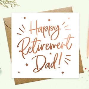 Puede incluir: Una tarjeta blanca con un dise&ntilde;o de l&aacute;mina de cobre que dice "Happy Retirement Dad!" con peque&ntilde;as estrellas dispersas alrededor del texto.