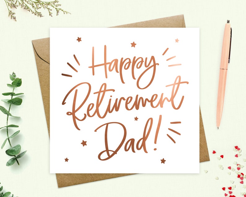 Puede incluir: Una tarjeta blanca con un dise&ntilde;o de l&aacute;mina de cobre que dice "Happy Retirement Dad!" con peque&ntilde;as estrellas dispersas alrededor del texto.