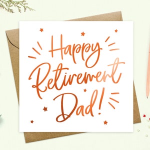 Puede incluir: Una tarjeta blanca con el texto "Happy Retirement Dad!" en letras de cobre. La tarjeta est&aacute; decorada con peque&ntilde;as estrellas de cobre.