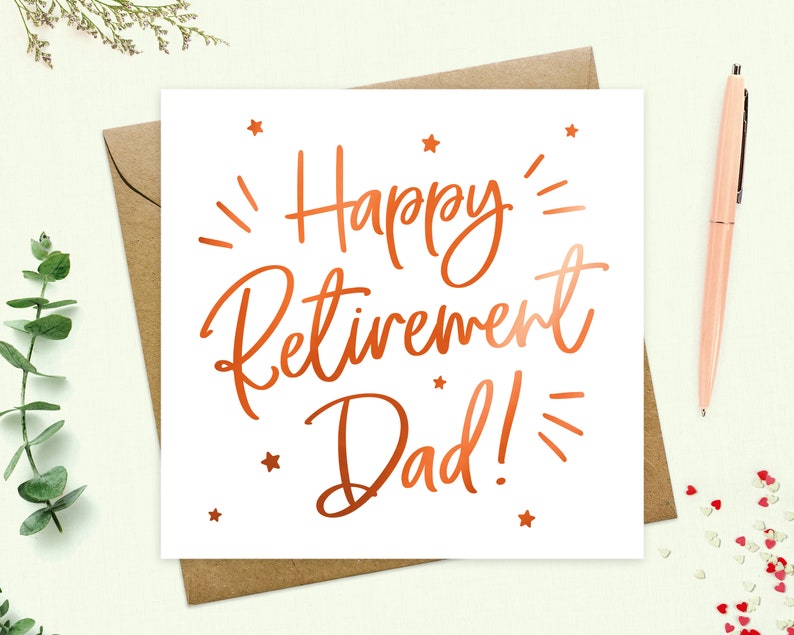 Puede incluir: Una tarjeta blanca con el texto "Happy Retirement Dad!" en letras de cobre. La tarjeta est&aacute; decorada con peque&ntilde;as estrellas de cobre.