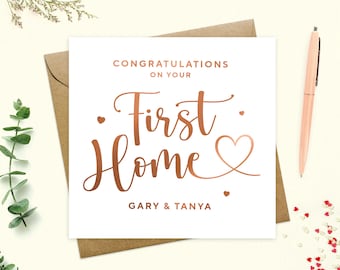 Może przedstawiać: Biała kartka z miedzianym wzorem foliowym, na której napisano "Gratulacje z okazji pierwszego domu" z sercem i imionami Gary & Tanya.