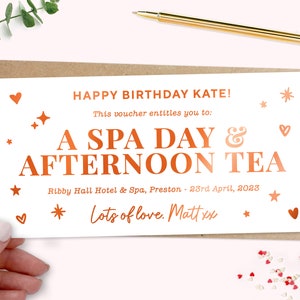 Może przedstawiać: Biała kartka z pomarańczowym tekstem, kt&oacute;ry brzmi: "Happy Birthday Kate! This voucher entitles you to: A Spa Day & Afternoon Tea Ribby Hall Hotel & Spa, Preston - 23rd April, 2023 Lots of love. Matt xx" z małymi sercami i gwiazdami wok&oacute;ł tekstu.