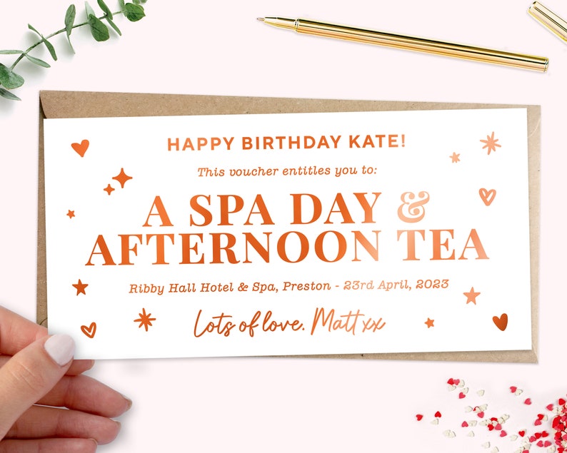 Może przedstawiać: Biała kartka z pomarańczowym tekstem, kt&oacute;ry brzmi: "Happy Birthday Kate! This voucher entitles you to: A Spa Day & Afternoon Tea Ribby Hall Hotel & Spa, Preston - 23rd April, 2023 Lots of love. Matt xx" z małymi sercami i gwiazdami wok&oacute;ł tekstu.
