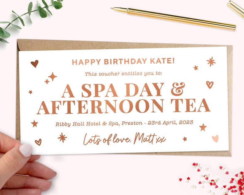 Może przedstawiać: Biała kartka z wzorem w kolorze r&oacute;żowego złota. Na kartce napisano "Happy Birthday Kate! This voucher entitles you to: A Spa Day & Afternoon Tea Ribby Hall Hotel & Spa, Preston - 23rd April, 2023 Lots of love. Matt xx"