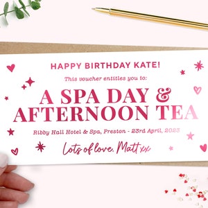 Może przedstawiać: R&oacute;żowa i biała kartka urodzinowa z tekstem "HAPPY BIRTHDAY KATE! This voucher entitles you to: A SPA DAY & AFTERNOON TEA Ribby Hall Hotel & Spa, Preston - 23rd April, 2023 Lots of love. Matt xx" oraz r&oacute;żowymi sercami i gwiazdami.