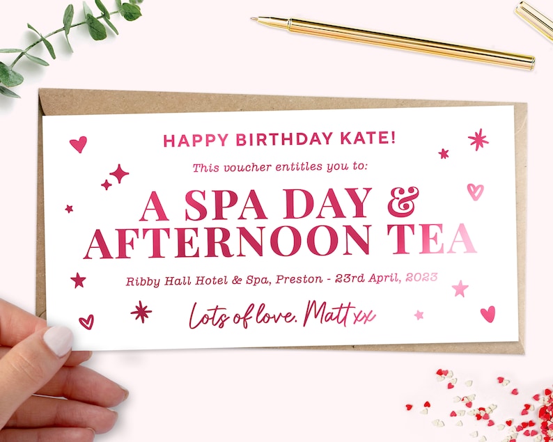 Może przedstawiać: R&oacute;żowa i biała kartka urodzinowa z tekstem "HAPPY BIRTHDAY KATE! This voucher entitles you to: A SPA DAY & AFTERNOON TEA Ribby Hall Hotel & Spa, Preston - 23rd April, 2023 Lots of love. Matt xx" oraz r&oacute;żowymi sercami i gwiazdami.