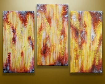 Puede incluir: Pintura abstracta tríptico con tres paneles verticales. Los paneles presentan un diseño texturizado, en capas y mezclado con tonos de amarillo, naranja, rojo y marrón.