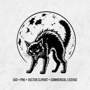Pode incluir: Uma ilustração gráfica a preto e branco de um gato a bufar com as costas arqueadas em frente a uma lua cheia. O texto na parte inferior diz SVG PNG VECTOR CLIPART COMMERCIAL LICENSE. O design apresenta linhas de tinta preta contrastantes.
