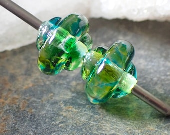 2 perles "toupies" fond transparent avec éclats de verre bleu vert pour BO verre filé dans mon atelier