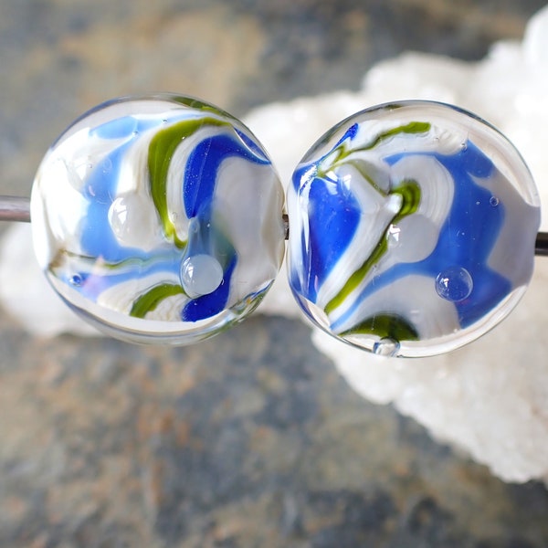 2 perles plates forme lentille ivoire avec rubans de couleurs  bleus verts  en verre de  Murano filé au chalumeau dans mon atelier