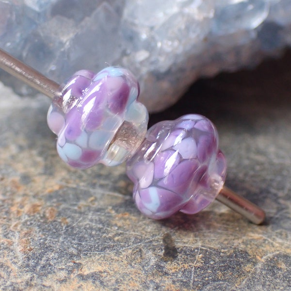 2 perles "toupies" fond transparent avec éclats de verre bleu et mauve pour BO verre filé dans mon atelier