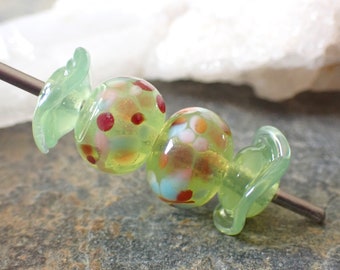 2 perles fond vert kiwi  avec éclats de verre multicolore  et 2 perles corolles assorties pour BO