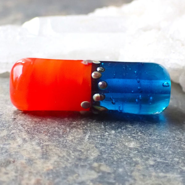 Une perle focale filée au chalumeau dans mon atelier multicolore bleu et orange avec raku en verre de Murano