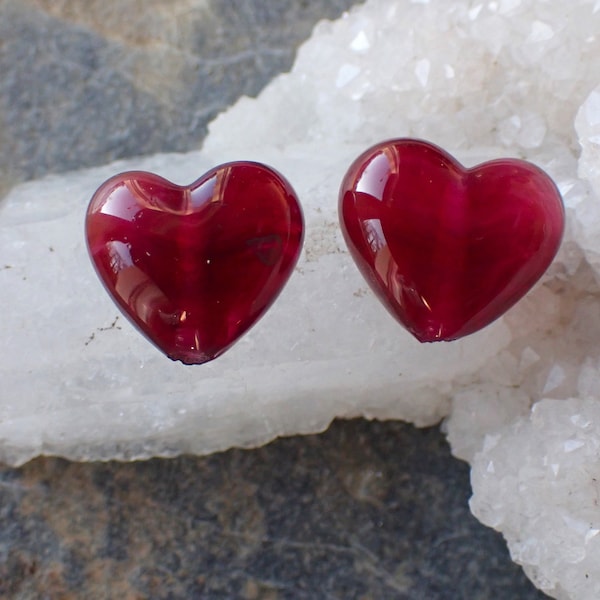 2 perles forme petit coeur en 3D  coloris rose foncé transparent en verre de  Murano filé au chalumeau dans mon atelier