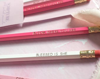 Lápis Cristãos Rosa e Branco | Versículos Bíblicos | Artigos de Papelaria para Presente | Conjunto com 3 | Dia das Mães | Professora | Aniversário
