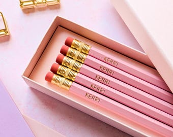 Conjunto de Lápis Personalizados Rosa Blush | Lápis com Detalhes em Folha de Ouro | Presente para Professores | Caixa com 5 | Artigos de Papelaria Personalizados | Conjunto de Lápis para Presente | Lembrancinhas de Festa