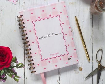 Caderno personalizado com linhas | Anotações e Sonhos | Corações em xadrez rosa | Capa espiral A5