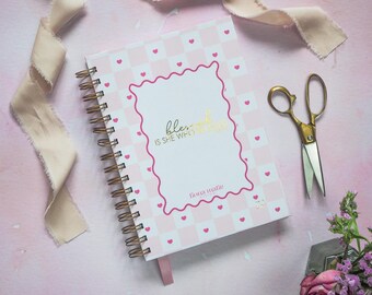 Caderno de Fé Personalizado | Bem-aventurada aquela que acreditou | Corações em Xadrez Rosa | Pautado com Espiral A5
