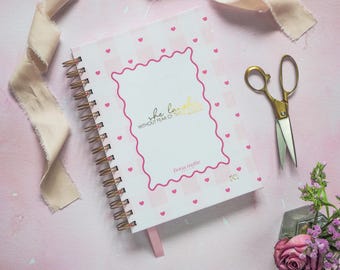 Caderno Personalizado da Fé | Ela Ri Sem Medo | Corações em Xadrez Rosa | Pautado com Espiral A5