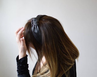 Diadema de cuero ecológico con nudo superior negra. Diadema de cuero con nudo superior. Accesorios para el cabello. Anudada superior. Cuero. Apto para veganos. Accesorios