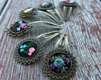 Geborduurde haarclip met bloemen: bronzen haarspeld, handgemaakt accessoire
