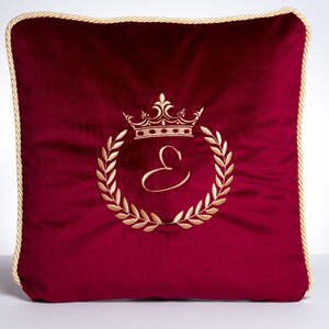 RED VELVET KUSSENSLOOP - Kussensloop - Custom Geborduurd Kussen - Monogram Kussensloop - Rood Fluweel