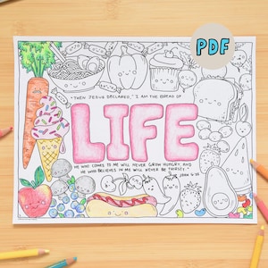 Puede incluir: Una página para colorear imprimible que presenta una variedad de alimentos con caras, incluyendo una zanahoria, un cono de helado, un cupcake, un hot dog, un aguacate y una sandía. Las palabras "THEN JESUS DECLARED, I AM THE BREAD OF LIFE WE WHO COMES TO ME WILL NEVER GROW UNGRY, AND HE WHO BELIEVES IN ME WILL NEVER BE THIRSTY" están escritas en el centro de la página.
