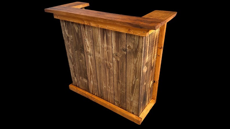 Op de afbeelding: Een houten bartafel met een rustieke bruine afwerking en een natuurlijke houtnerf. De tafel heeft een rechthoekig blad en een verhoogde rand. De voorkant van de tafel is gemaakt van verticale houten planken.