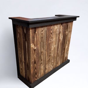 Op de afbeelding: Een houten bartafel met een zwart blad en zwarte rand. De voorkant van de tafel is gemaakt van gerecycled hout.