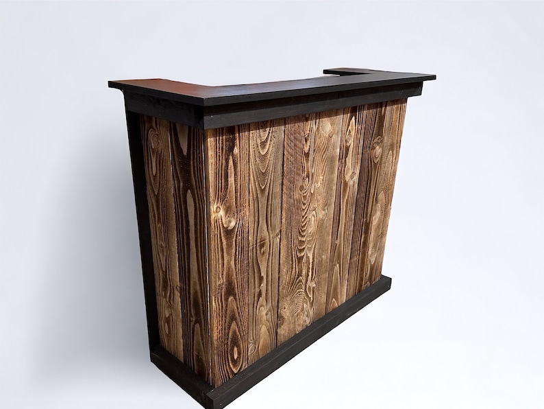Op de afbeelding: Een houten bartafel met een zwart blad en zwarte rand. De voorkant van de tafel is gemaakt van gerecycled hout.