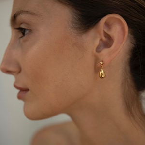 Small Gold Waterdrop Earrings, 18K Gold Drop Earrings, Teardrop Earnings zdjęcie 4