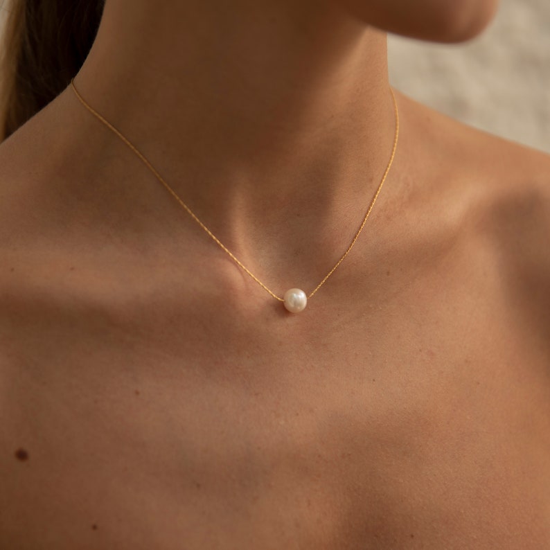 Collar colgante de perlas naturales redondas Collar de oro de perlas delicadas Collar de perlas individuales de oro de 18 quilates imagen 3