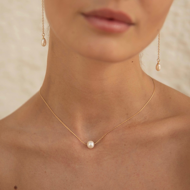 Collar colgante de perlas naturales redondas Collar de oro de perlas delicadas Collar de perlas individuales de oro de 18 quilates imagen 1