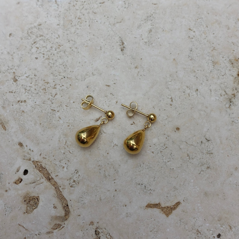 Gold waterdrop earrings