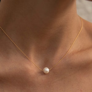 Collar colgante de perlas naturales redondas Collar de oro de perlas delicadas Collar de perlas individuales de oro de 18 quilates imagen 4