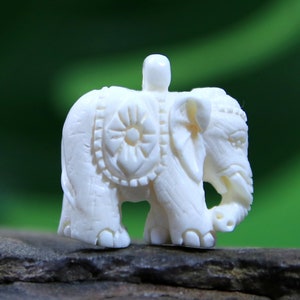 Colgante de hueso tallado a mano con cabujón de elefante