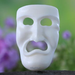 Máscara de teatro de comedia y tragedia tallada en hueso, cara triste de Melpómene