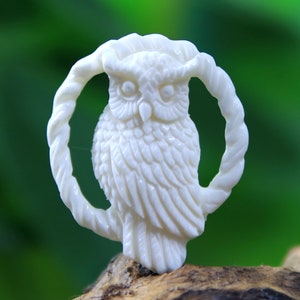 Coruja escultura mão esculpida osso espírito animal símbolo de sabedoria e riqueza jóias fazendo fornecimento